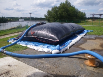 zachytávání vody, která odtéká z vaku během procesu odvodňování