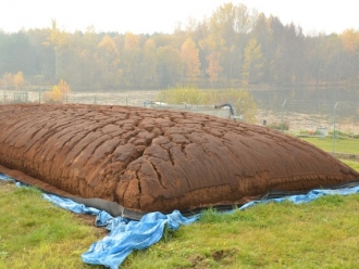 už během plnění vaku dochází k odvodňování sedimentu