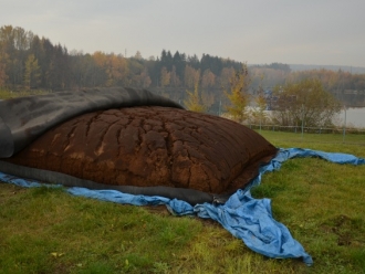 voda odtéká přes stěny vaku