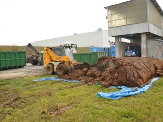 vak snižuje svůj objem a umožňuje dočerpání dalšího materiálu k odvodnění