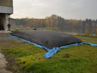 dojde k odvodnění veškerého materiálu ve vaku